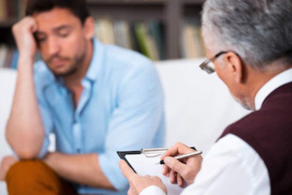 男子与治疗师说。