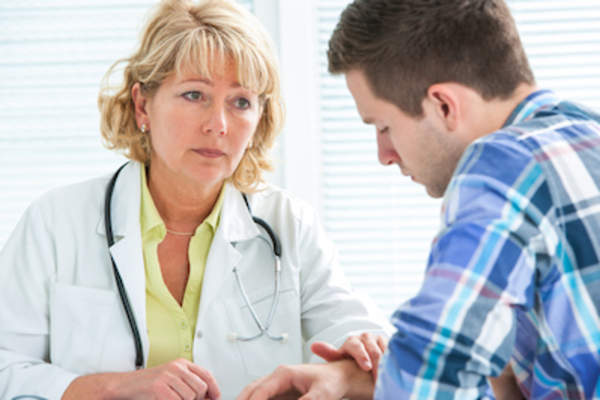 男子与医生心理健康说话。