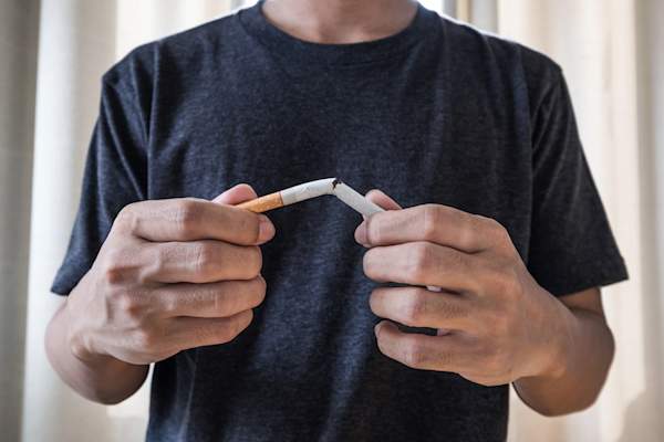 男子打破香烟,戒烟概念。