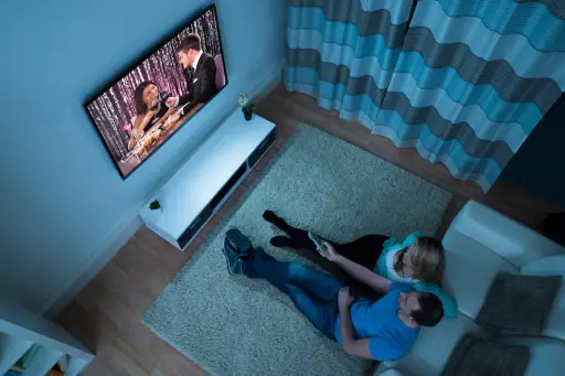 夫妇在床前看电视在客厅
