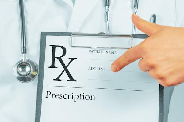 医生指着病人RX名单。