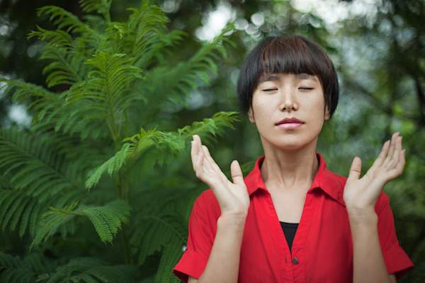 年轻女子深呼吸。