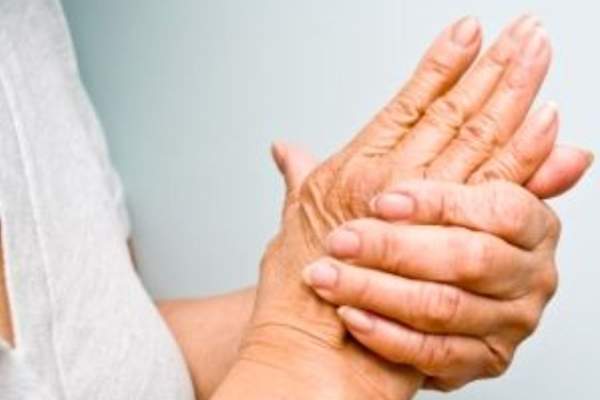 男子痛苦的手中。