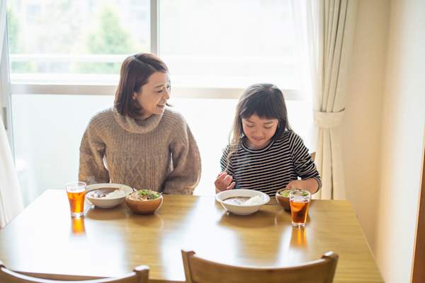 家长和孩子坐在桌边
