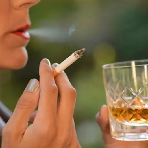 女人抽烟喝苏格兰威士忌