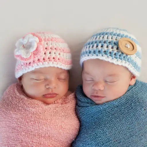 新生双胞胎女孩和男孩。