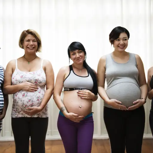 一群孕妇。