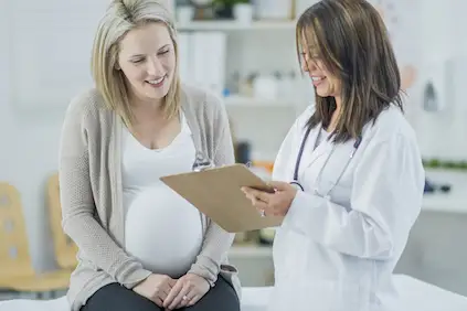 一名怀孕的年轻女子在医生办公室。