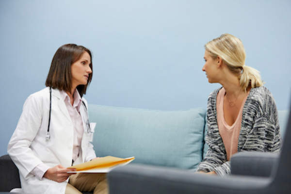 医生和患者讨论的关注。