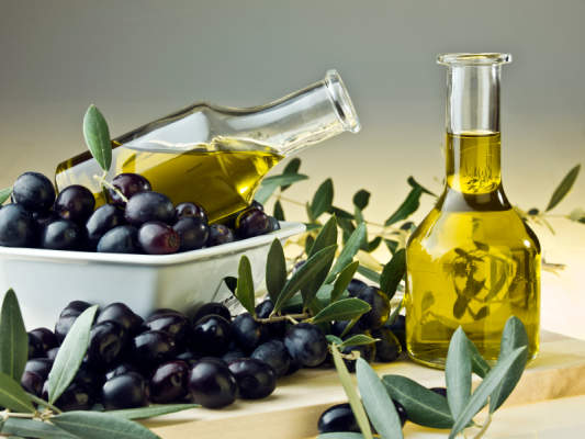 橄榄和橄榄油图像。