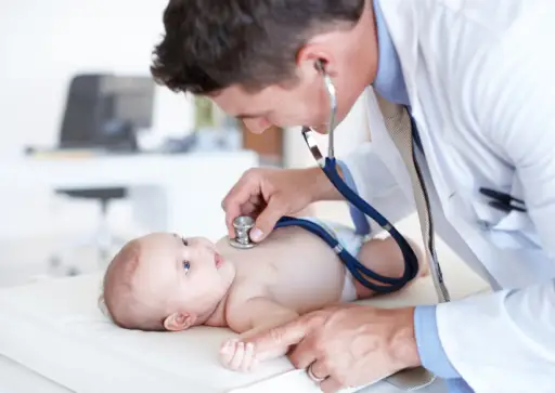 医生听宝宝的心跳。