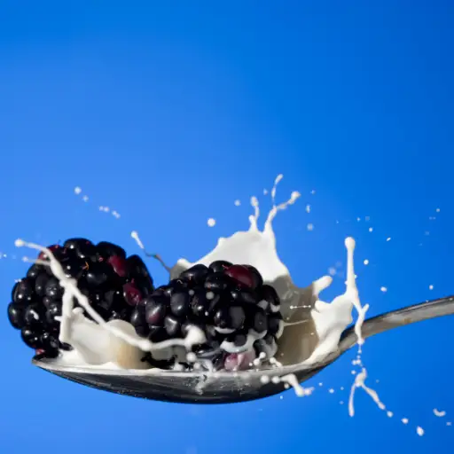在勺子图像上的牛奶黑莓
