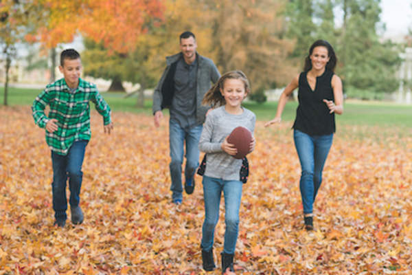 家庭假日足球赛。