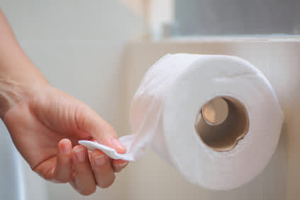 特写女性手工采摘从薄纸卷白色组织在洗手间