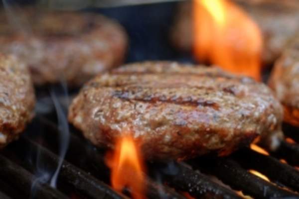 汉堡烤的明火。