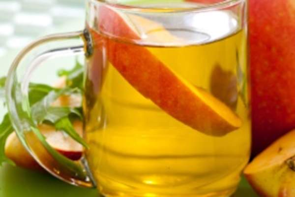 玻璃装的苹果醋。