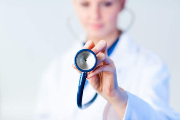 用听诊器的医生。