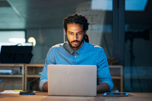 男人在电脑前,做日常工作。