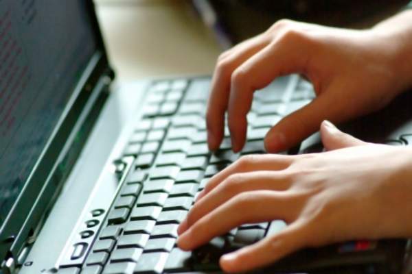 在网上搜索疾病的人。