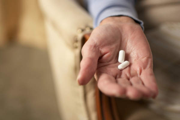 手里有两粒药。