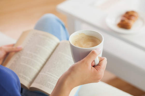 与图书和咖啡放松