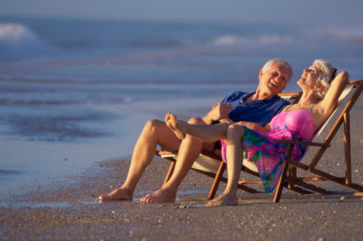夫妇坐在沙滩上。
