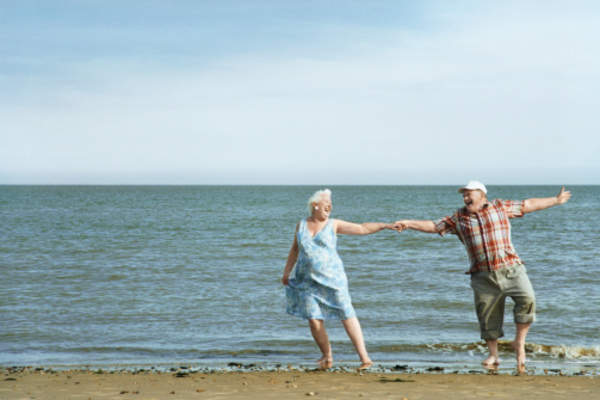 有乐趣在海滩上情侣。