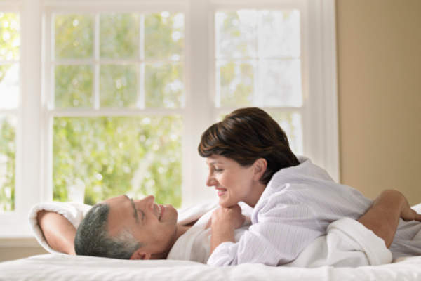 恩爱的夫妻在家休息。