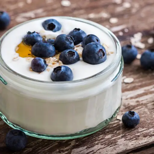 酸奶用蜂蜜和蓝莓。