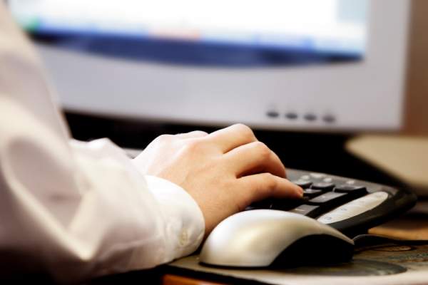 用手在键盘上打字。