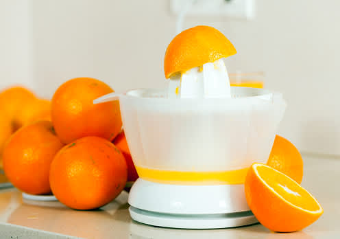 橙子被榨汁。