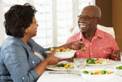 一对老年夫妇正在吃一顿健康的饭菜。