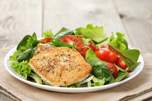 烤鸡配蔬菜沙拉和香草。