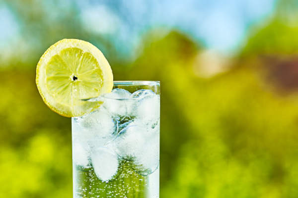 碳酸冰水和柠檬在玻璃的侧