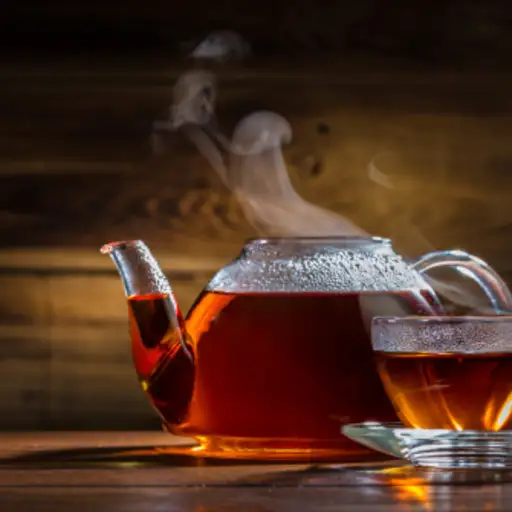 玻璃茶杯和茶壶都装满了热气腾腾的热茶