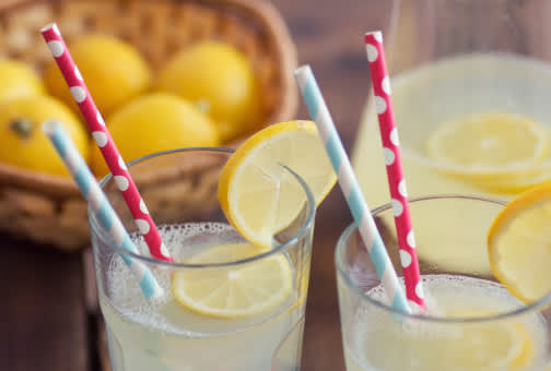 两杯柠檬水