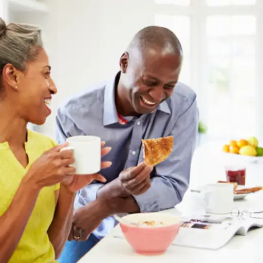 吃早餐的夫妇