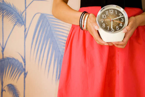 拿着钟的女人。