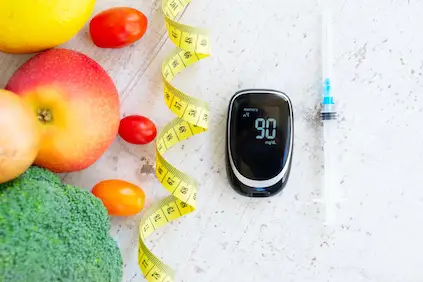 糖尿病前期的概念，注射器，监视器，卷尺和水果。