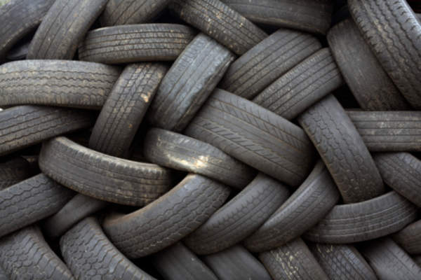 轮胎堆起来了。