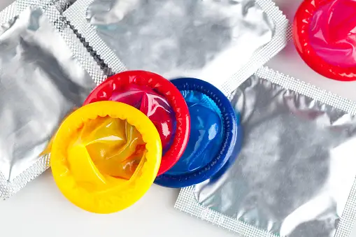 色彩斑斓的避孕套。