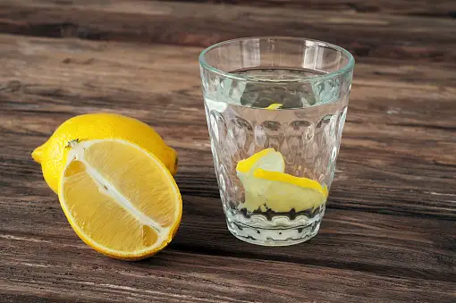 柠檬片在一杯水中