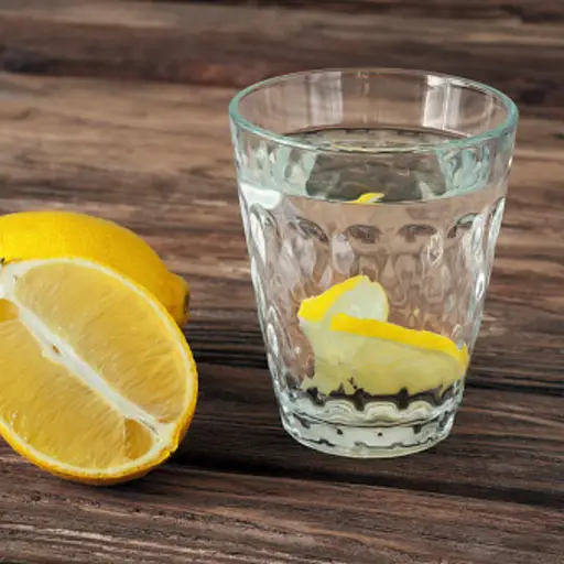 柠檬片放在一杯水中