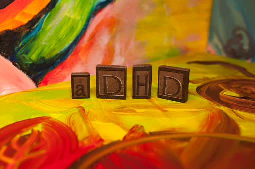 adhd拼写在木块信中。