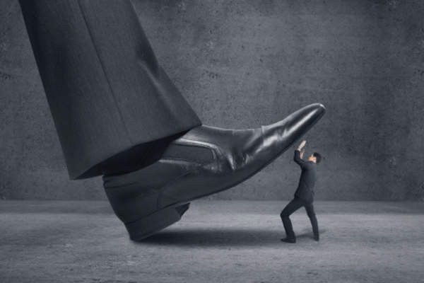 男人被巨型礼服鞋踩到了。