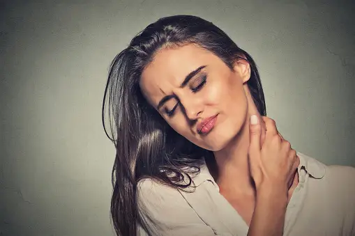 女人经历颈部疼痛。