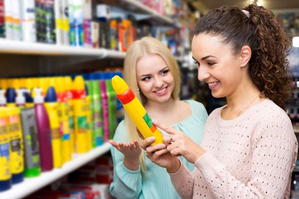 两个女人在选择护发产品