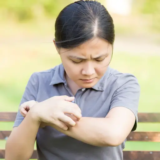 女人在搔痒。