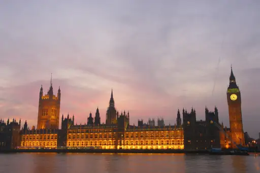 议会在黄昏。