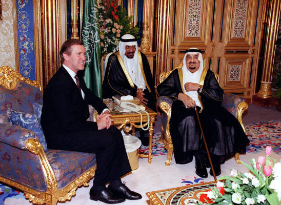 国防部长威廉·科恩与法赫德国王斌阿卜杜勒 - 阿齐兹·沙特在满足铝Yamamah宫，沙特阿拉伯利雅得，1998年10月13日，